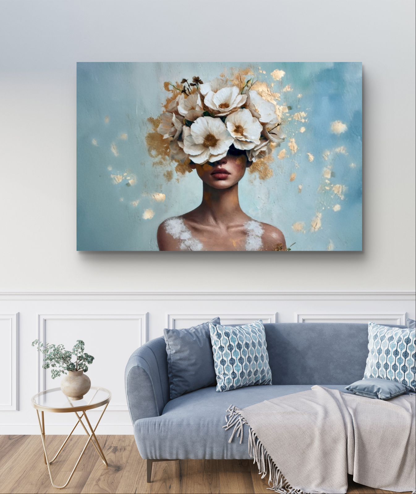 mujer con flores fondo azul claro y dorado